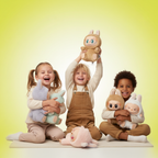 Niños jugando con Labubu